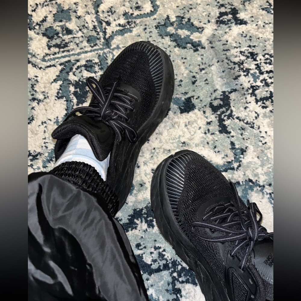 hoka bondi one one all black shoes